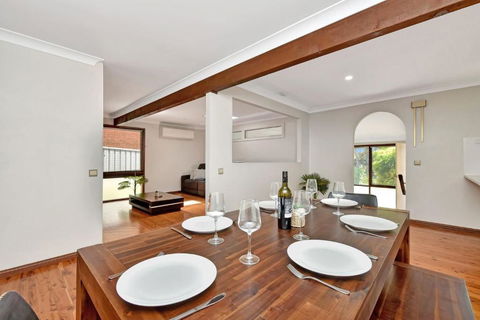 NEW PropertyBreezy Bayside Haven At Brightwaters - Tourism Caloundra 1