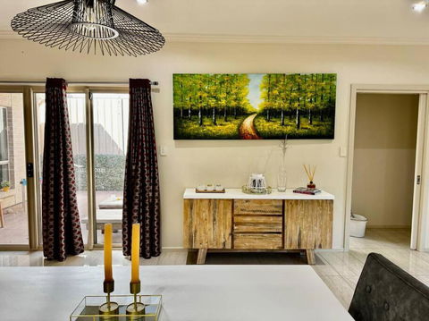 Morden Elegant 4 Bedroom House - Tourism Caloundra 0