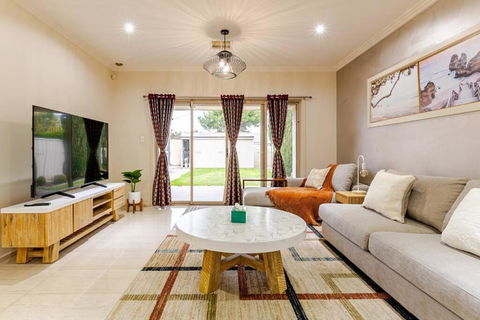 Morden Elegant 4 Bedroom House - Tourism Caloundra 1