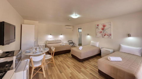 Motel Meneres - Tourism Caloundra 2