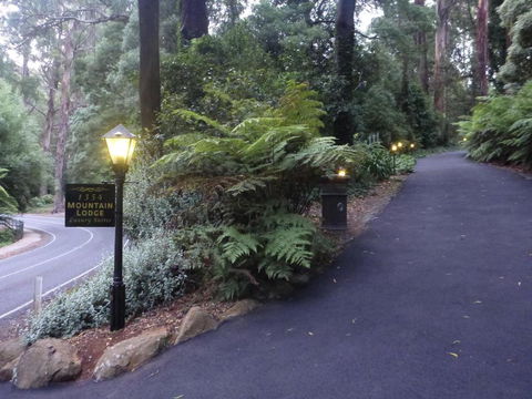 Mountain Lodge - Tourism Caloundra 3