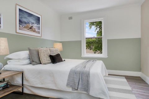 Native Rose Hotel - Tourism Caloundra 0