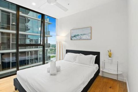 NEW Centrally Located High Level Studio Apartment - Tourism Caloundra 3