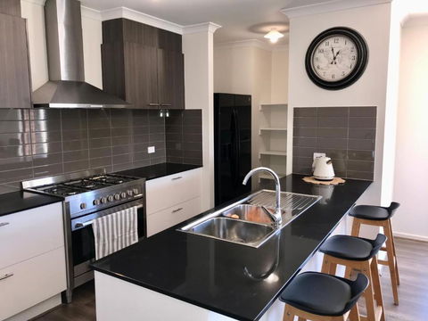 New Modern And Spacious In A Quiet Location Only 12 Min From The City - Tourism Caloundra 0