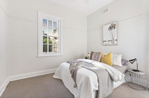 NEWLY RENOVATED LARGE 3.5 BDRM HOUSE! BEST OF MELB - Tourism Caloundra 3