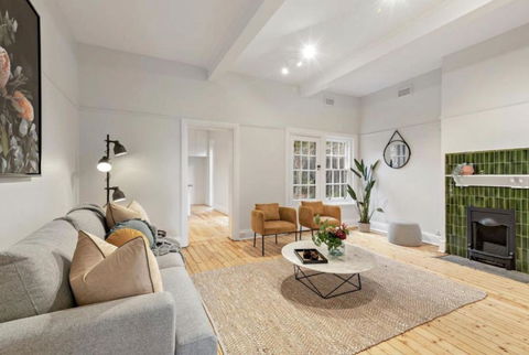 NEWLY RENOVATED LARGE 3.5 BDRM HOUSE! BEST OF MELB - Tourism Caloundra 0