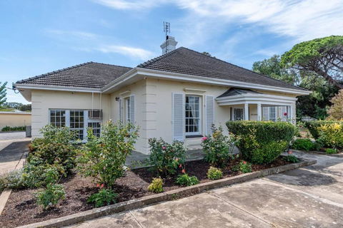 Normanville, Large Historic Three Bedroom Home - Tourism Caloundra 0