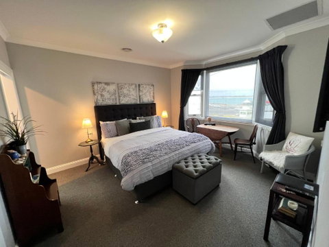 Number 10 -King Bed With Breakfast - Tourism Caloundra 0