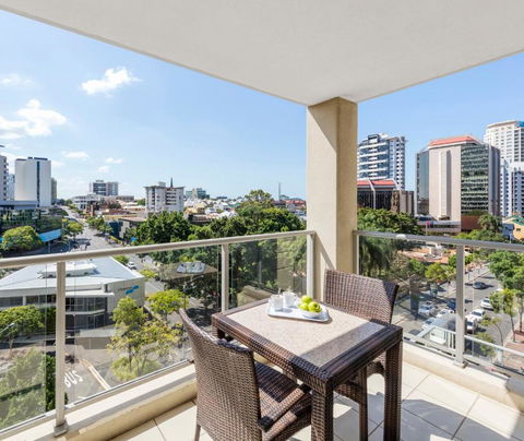 Oaks Brisbane Lexicon Suites - Tourism Caloundra 3