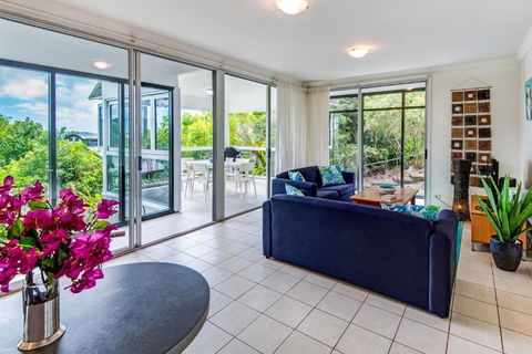 Oasis 1, 2 Bedroom, 1 Bathroom Apartment With Buggy! - Tourism Caloundra 1