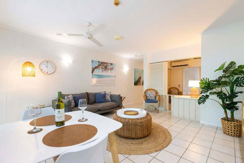 Oasis Breeze On Macrossan Street - No Stairs! - Tourism Caloundra 2