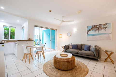 Oasis Breeze On Macrossan Street - No Stairs! - Tourism Caloundra 1