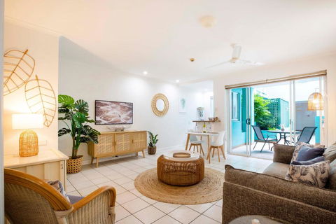 Oasis Breeze On Macrossan Street - No Stairs! - Tourism Caloundra 0