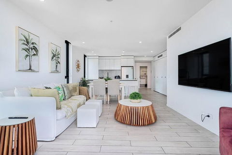 OPUS Apartment - Beach At Your Doorstep Short Walk To Light Rail - Tourism Caloundra 2