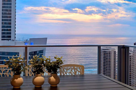 OCEAN VIEW APARTMENTS - Circle On Cavill - Self Contained & Privately Managed - Tourism Caloundra 0