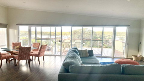 Off The Net - New Listing - Esplanade Property With Views Of The Channel - Tourism Caloundra 2