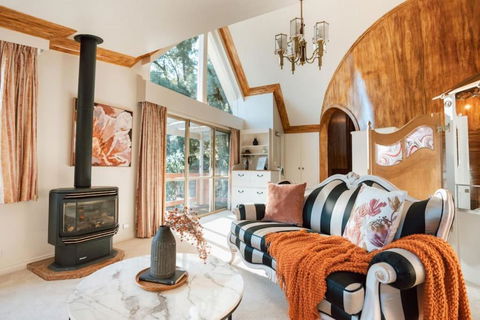 Olinda Enchanted Tower Spa Gas Log Fire And Netflix - Tourism Caloundra 0