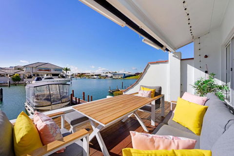 On The Canal In Halls Head - Tourism Caloundra 0
