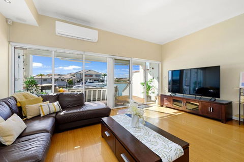 On The Canal In Halls Head - Tourism Caloundra 1