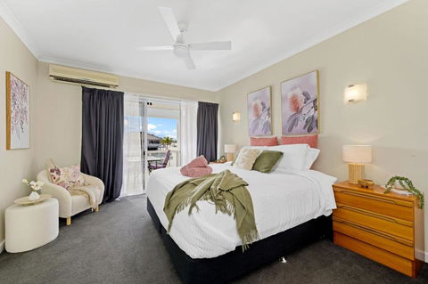 On The Canal In Halls Head - Tourism Caloundra 2