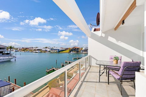 On The Canal In Halls Head - Tourism Caloundra 3