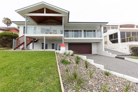 One Mile Beachfront - Tourism Caloundra 0
