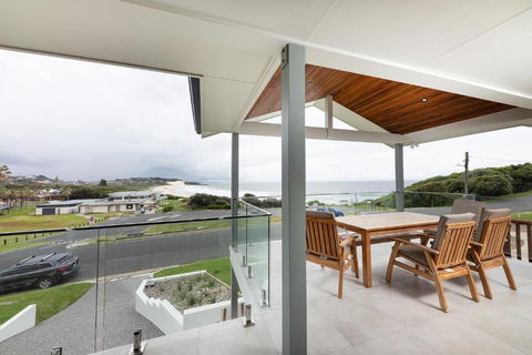 One Mile Beachfront - Tourism Caloundra 1