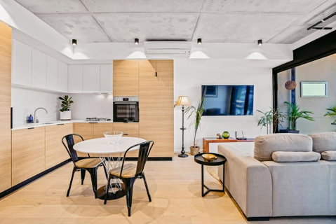 Ovation - New Footscray Apt W Parking & Pool - Tourism Caloundra 2