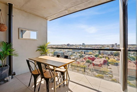 Ovation - New Footscray Apt W Parking & Pool - Tourism Caloundra 3