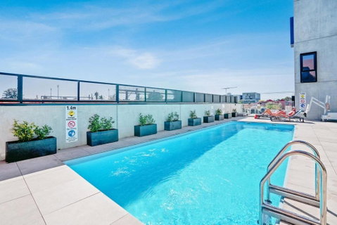 Ovation - New Footscray Apt W Parking & Pool - Tourism Caloundra 1