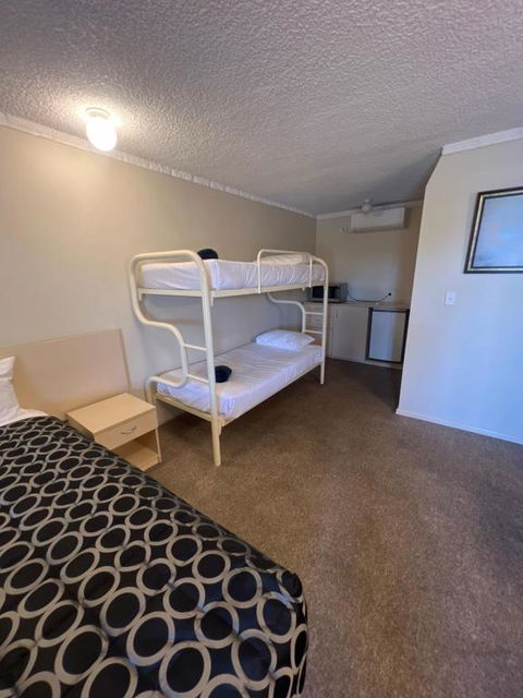 OVERLANDER MOTOR LODGE - Tourism Caloundra 3