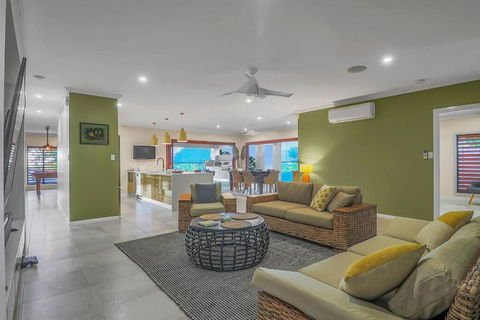 Oversized Luxury- A Corporate & Family Heaven - Tourism Caloundra 1