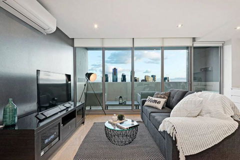 One Bedroom Apartment I Parking I River View I Walk To Crown - Tourism Caloundra 2