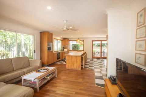 Palm Beach House - Sleeps 10 - Spacious - Tourism Caloundra 2