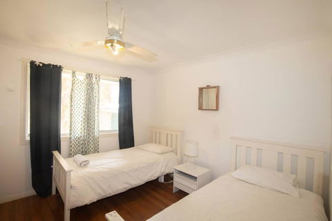 Palm Beach House - Sleeps 10 - Spacious - Tourism Caloundra 3