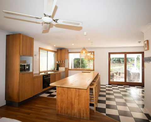 Palm Beach House - Sleeps 10 - Spacious - Tourism Caloundra 1