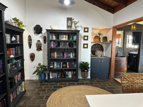 Palm Breeze - 4 Bedroom -Walk To The Beach - Tourism Caloundra 3