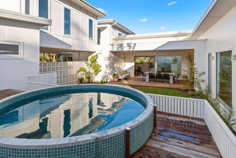 Palm Springs Hideaway - Tourism Caloundra 0