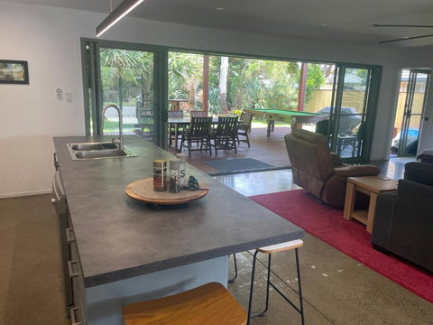 Pandanus Paradise. Newly Renovated 4 Bedroom Home - Tourism Caloundra 2