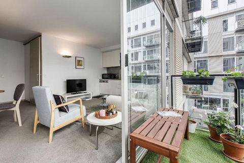 Parade Place - A Central Balcony Stay - Tourism Caloundra 0
