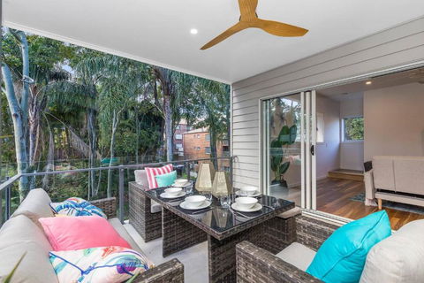 Park Avenue Townhouse Retreat Brisbane Sleeps 10 - Tourism Caloundra 2