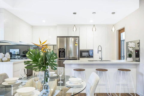 Park Avenue Townhouse Retreat Brisbane Sleeps 10 - Tourism Caloundra 1
