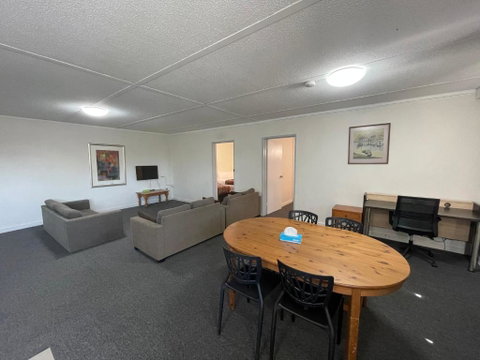Parkside Inn Motel - Tourism Caloundra 3