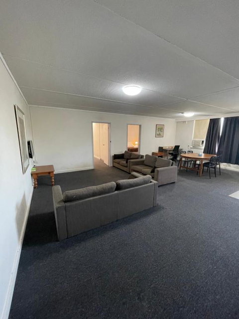 Parkside Inn Motel - Tourism Caloundra 2