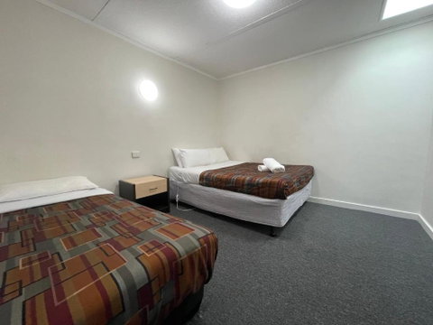 Parkside Inn Motel - Tourism Caloundra 1