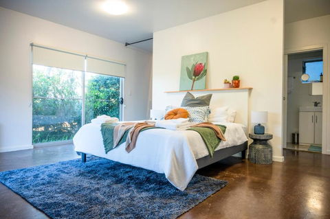 Peaceful Hills Escape: Charming 2-Story Retreat - Tourism Caloundra 0