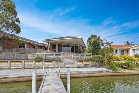 Pelican Brief - Tourism Caloundra 0