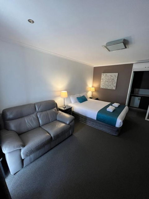 Pevensey Motor Lodge - Tourism Caloundra 3