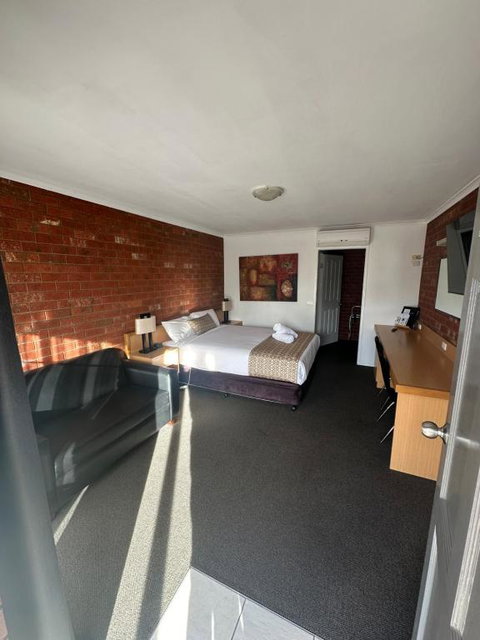 Pevensey Motor Lodge - Tourism Caloundra 2