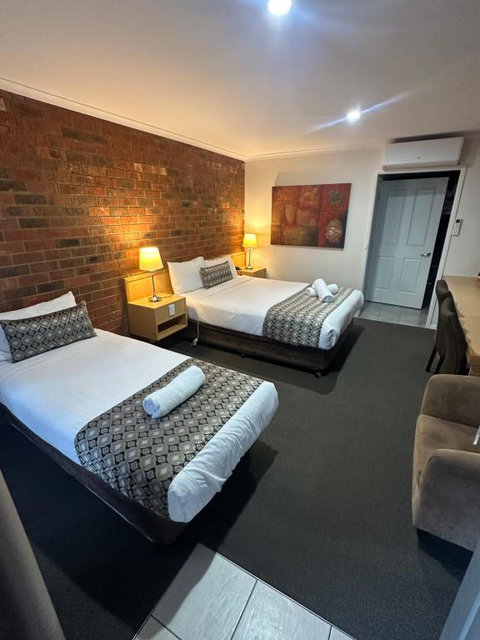 Pevensey Motor Lodge - Tourism Caloundra 1